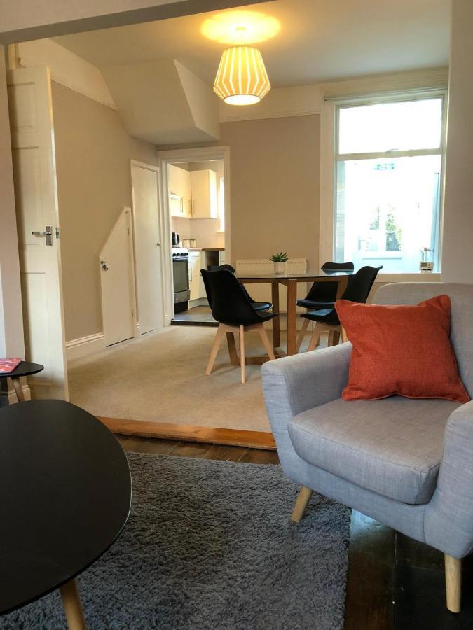 Holiday home Radford Place - - Patio & Garden - - Chiefs - Uni -wifi *