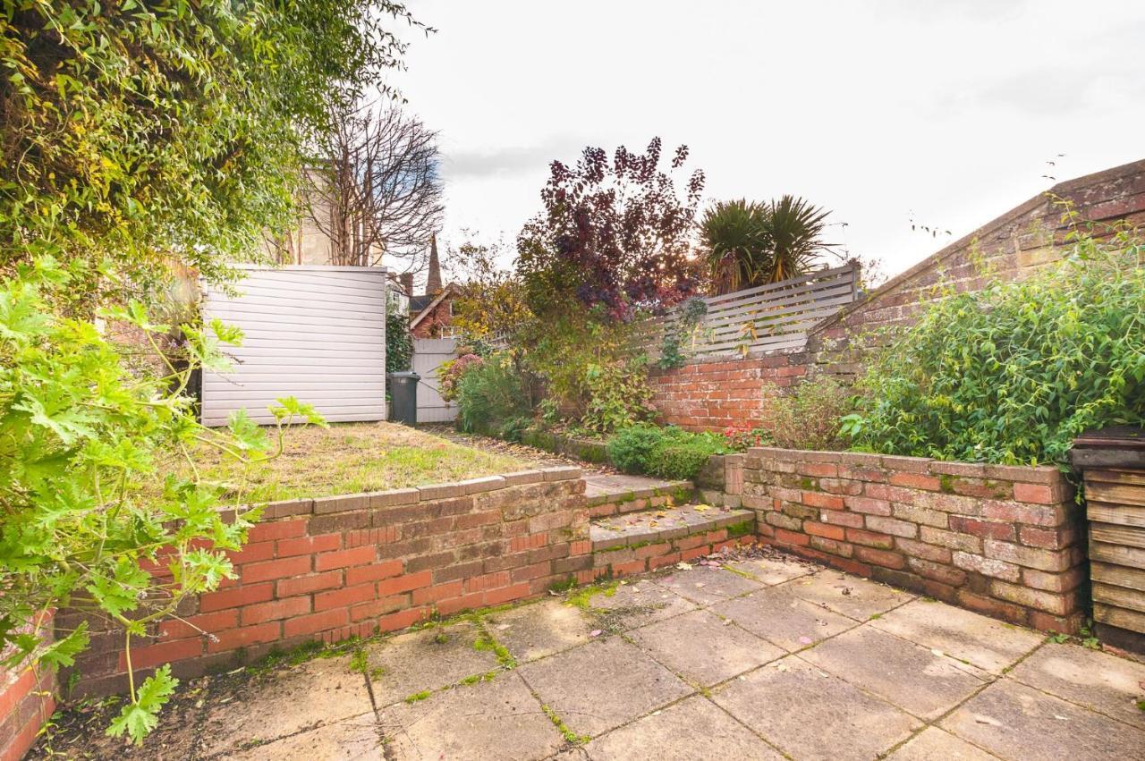Radford Place - - Patio & Garden - - Chiefs - Uni -wifi