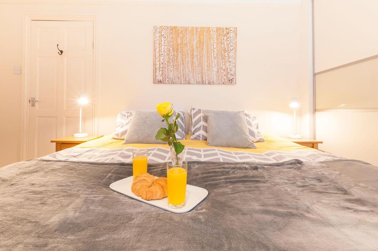 Radford Place - - Patio & Garden - - Chiefs - Uni -wifi